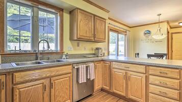 House (5 Bedrooms) | Interior