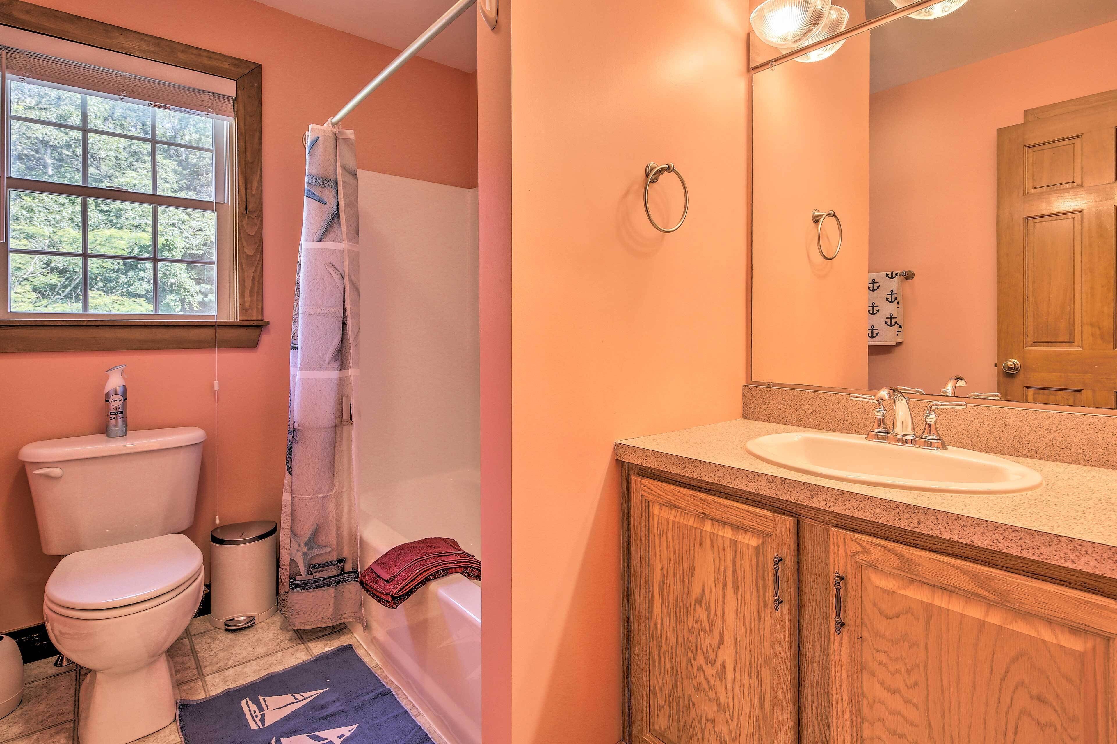 Ein Badezimmer mit Toilette, Waschbecken und Dusche.