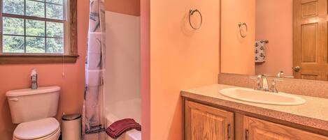 Ein Badezimmer mit Toilette, Waschbecken und Dusche.