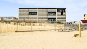 Un immeuble à plusieurs étages, doté d’un toit plat et de plusieurs balcons.