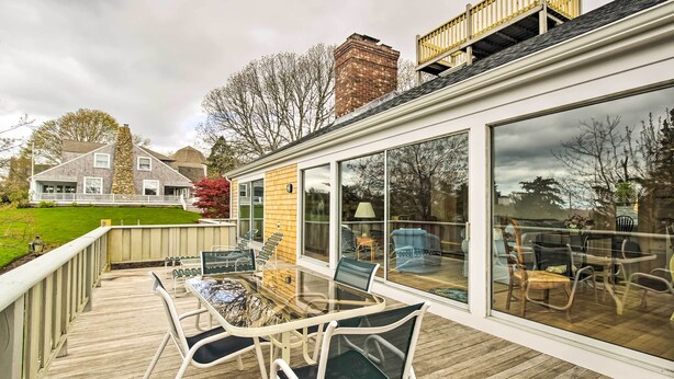 En inglasad veranda med utemöbler och utsikt över det omgivande bostadsområdet.