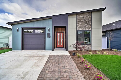 Modern Medford Escape ~ 3 Mi to Downtown!