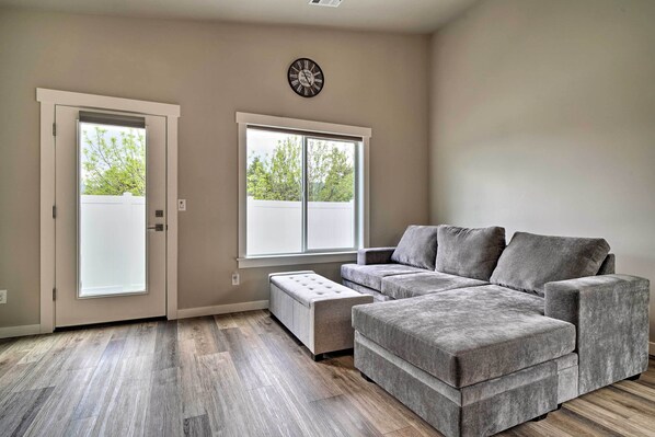 TV - Modern Medford Escape ~ 3 Mi to Downtown! (Medford)