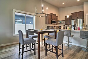 Dining - Modern Medford Escape ~ 3 Mi to Downtown! (Medford)