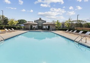 Piscine extérieure en saison