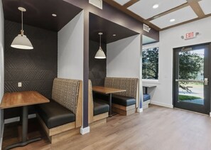 Family dining - Glamorous 2B2BA with patio views and gym (Bloomington)