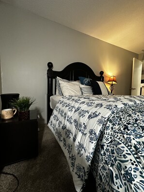 2 bedrooms, premium bedding, down comforters, pillowtop beds - Glamorous 2B2BA with patio views and gym (Bloomington)