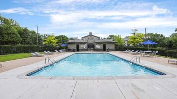 Hồ bơi ngoài trời phục vụ theo mùa