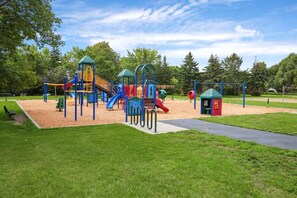 Children's play area - outdoor - Glamorous 2B2BA with patio views and gym (Bloomington)