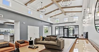 Glamorous 2B2BA with patio views and gym