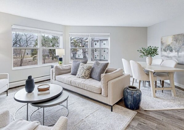 Condo royal | Salle de séjour | Téléviseur connecté, Netflix, Hulu, jouets