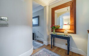 Interior - Elegant Georgian townhouse  backing on to Windsor Great Park (Windsor)