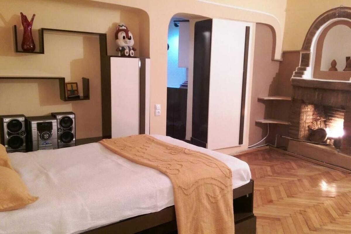 Design Apartment | Premium bedding, blackout drapes, iron/ironing board (on request)