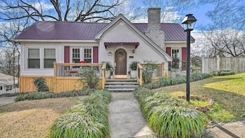 House (3 Bedrooms) | Exterior