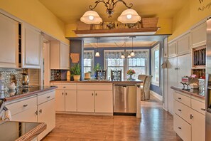 House (3 Bedrooms) | Interior - 2 Mi to Oaklawn Casino: Home w/ Peaceful Yard! (Hot Springs)