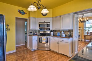 House (3 Bedrooms) | Interior - 2 Mi to Oaklawn Casino: Home w/ Peaceful Yard! (Hot Springs)