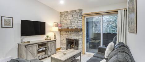 Apartamento (2 Bedrooms) | Zona de estar | Una chimenea