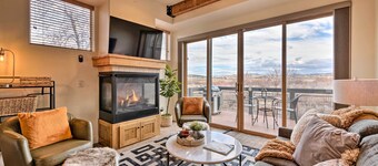 Walkable Park Mountain Getaway: Hot Tub & Views!