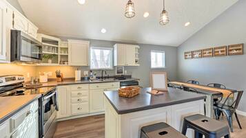 House (3 Bedrooms) | Interior