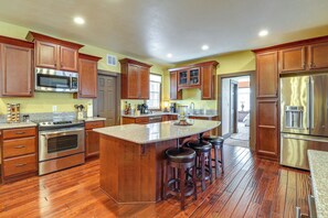 House (2 Bedrooms) | Interior - Spacious Manitou Home w/ Views in Central Location (Manitou Springs)