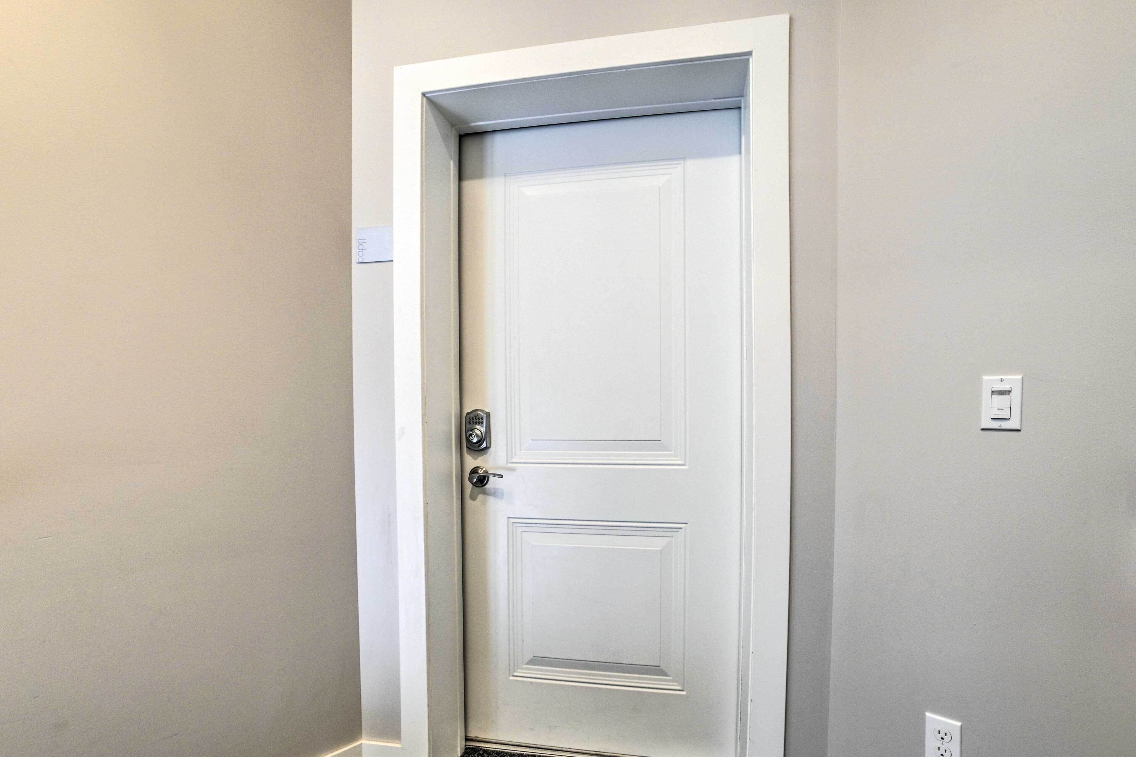Una puerta blanca cerrada con cerradura y manija.