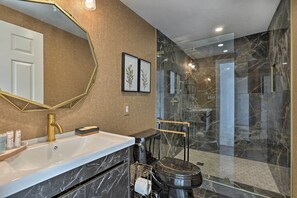 Apartment (3 Bedrooms) | Bathroom | Shower - Upscale + Unique Townhome in University City! (Philadelphia)