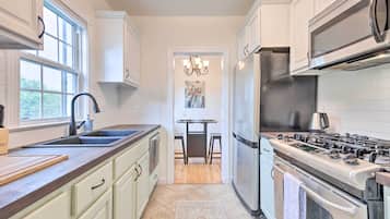 Apartment (2 Bedrooms) | Private kitchen | Cookware/dishes/utensils, paper towels