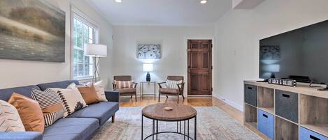 Apartment (2 Bedrooms) | Living area | TV