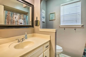 Interior - Home w/ Screened Porch ~ 10 Miles to Dtwn Okc! (Oklahoma City)