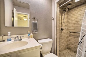 Talo (3 Bedrooms) | Kylpyhuone | Suihku
