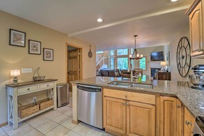 Apartamento (3 Bedrooms) | Cocina privada | Microondas, horno, placa de cocina y lavavajillas