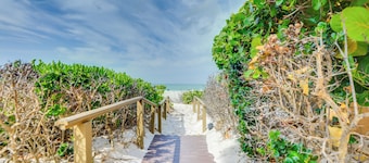 Sunlit Longboat Key Escape w/ Private Resort Beach