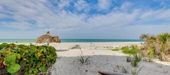 Sunlit Longboat Key Escape w/ Private Resort Beach