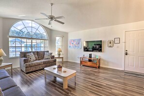 Living area - Bright Kissimmee Condo < 6 Mi to Disney World (Kissimmee)