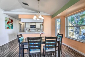 Apartment (3 Bedrooms) | In-room dining