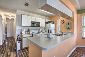 Private kitchen - Bright Kissimmee Condo < 6 Mi to Disney World (Kissimmee)