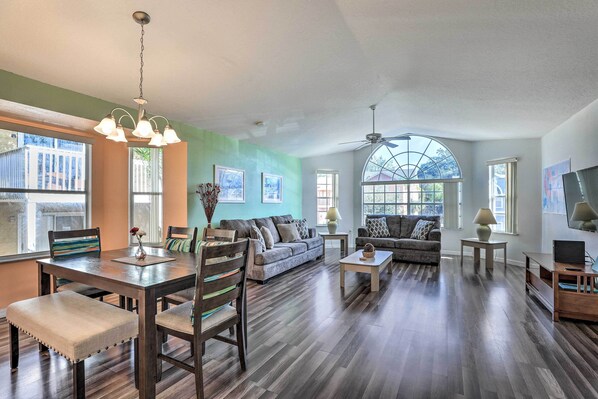 In-room dining - Bright Kissimmee Condo < 6 Mi to Disney World (Kissimmee)