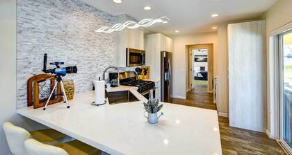 Hot Tub, Yard & Fire Pit: Joshua Tree Home!