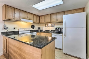 Microwave, oven, stovetop, dishwasher - Oceanfront Condo w/ Stunning Views & Pool Access! (Panama City Beach)