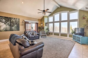 Interior - Lovely Lake Arrowhead Home w/ Private Hot Tub (Lake Arrowhead)