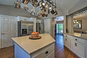 House (6 Bedrooms) | Interior