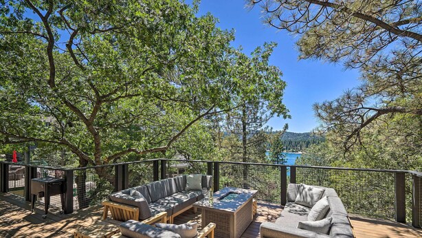 Une terrasse extérieure avec un canapé, une table basse et un barbecue.