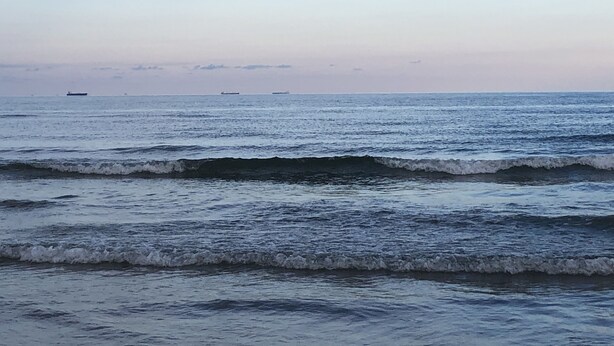 A view of the sea with waves and distant ships. - IslandSeabreeze-Steps to Beach+1 Night Stays+Great for Cruisers/Families/Couples (Galveston)