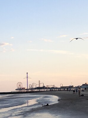 Nära stranden och solstolar