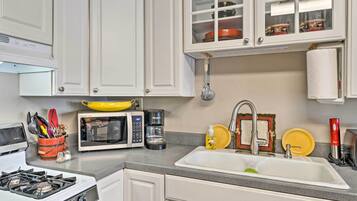 House (1 Bedroom) | Private kitchen | Microwave, oven, stovetop, blender