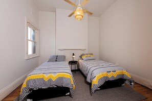 4 bedrooms, desk, Internet, bed sheets