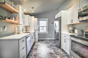 Cottage (2 Bedrooms) | Interior - Walk to Shore: Updated Buzzards Bay Cottage! (Buzzards Bay)