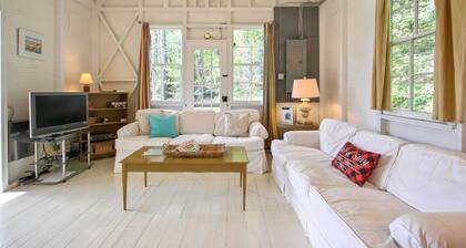 Cozy Stockbridge Cabin - Walk to Beach & Lake!