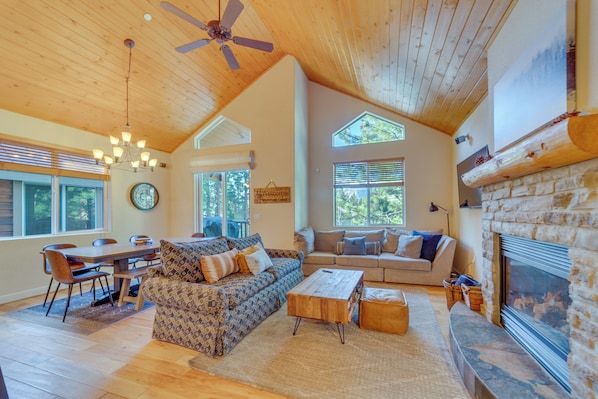 Apartment (3 Bedrooms) | Interior - Central Townhome < 1 Mi to The Village at Mammoth! (Mammoth Lakes)