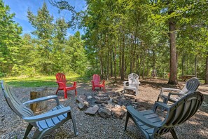 Interior - 4 Mi to Beavers Bend: Cabin w/ Hot Tub & Games (Broken Bow)